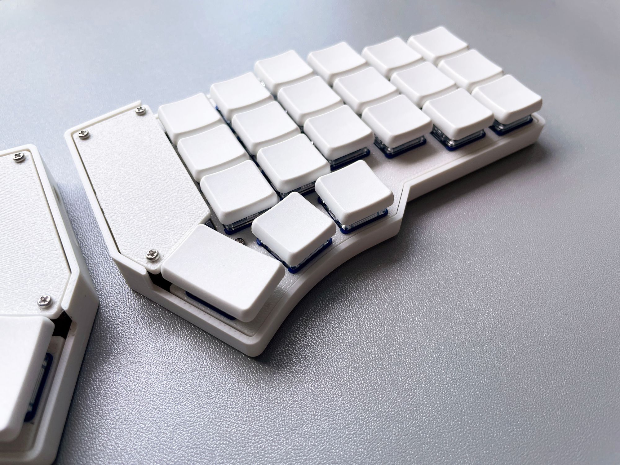 The All White Wireless Dao Choc BLE Split Keyboard